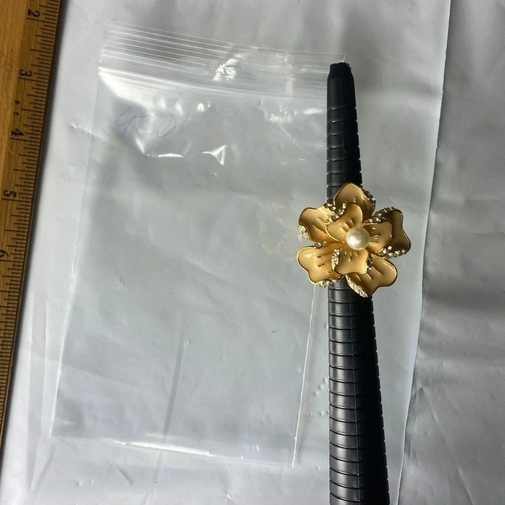 Gold tone Flower Ring Pearl Rhinestone Accents Size 6 Women‎ Fashion